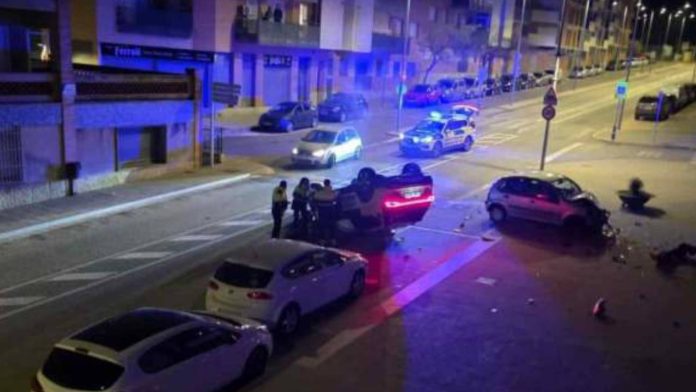 Escapa de un control y vuelca un coche de los Mossos tras embestirlo