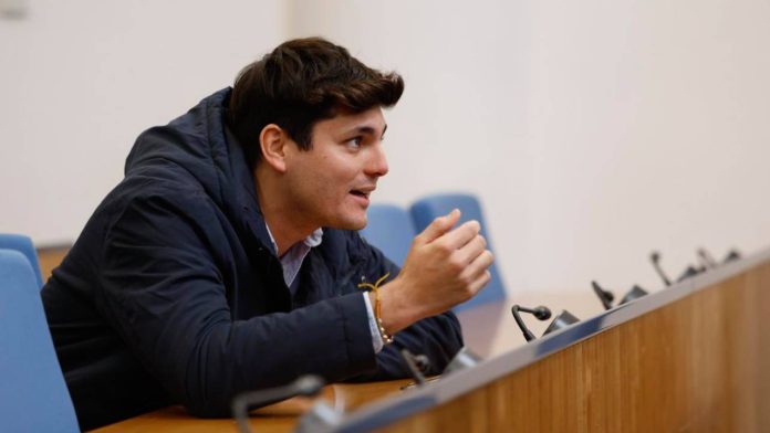 El Congreso endurece las normas y retira las credenciales a Quiles y Ndongo