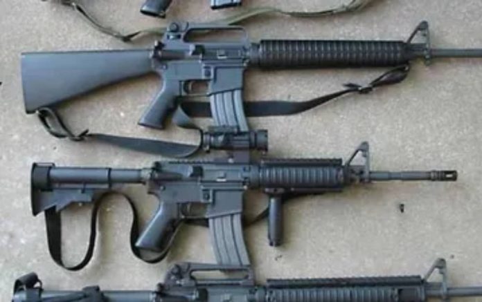 Hallan 12 fusiles de asalto AK-74 tras una fuga en la AP-7 en Girona