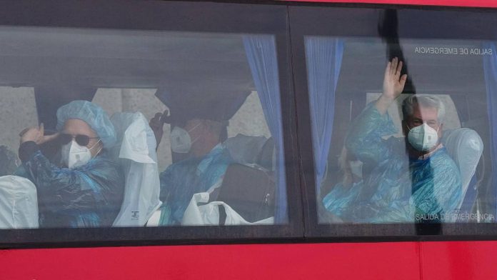 Un evacuado del crucero del hantavirus presenta síntomas