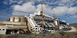 El Ayuntamiento de Carboneras tiene 20 días para anular la licencia de El Algarrobico El Ayuntamiento de Carboneras tiene 20 días para anular la licencia de El Algarrobico