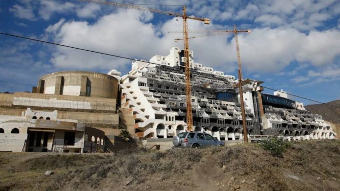 El Ayuntamiento de Carboneras tiene 20 días para anular la licencia de El Algarrobico El Ayuntamiento de Carboneras tiene 20 días para anular la licencia de El Algarrobico
