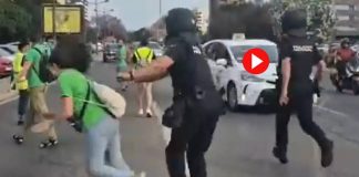 La agresión de un policía a una manifestante enciende la protesta de los docentes La agresión de un policía a una manifestante enciende la protesta de los docentes
