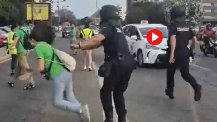 La agresión de un policía a una manifestante enciende la protesta de los docentes