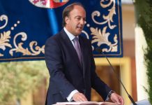 La trayectoria académica del consejero de Agricultura de Vox, en el centro de la polémica La trayectoria académica del consejero de Agricultura de Vox, en el centro de la polémica