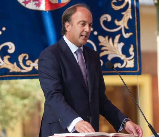 La trayectoria académica del consejero de Agricultura de Vox, en el centro de la polémica La trayectoria académica del consejero de Agricultura de Vox, en el centro de la polémica