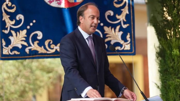 La trayectoria académica del consejero de Agricultura de Vox, en el centro de la polémica La trayectoria académica del consejero de Agricultura de Vox, en el centro de la polémica