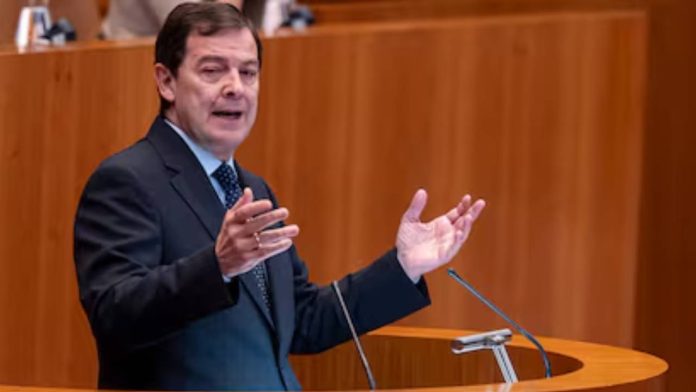 Mañueco encamina su tercera investidura con el respaldo de Vox en Castilla y León Mañueco encamina su tercera investidura con el respaldo de Vox en Castilla y León