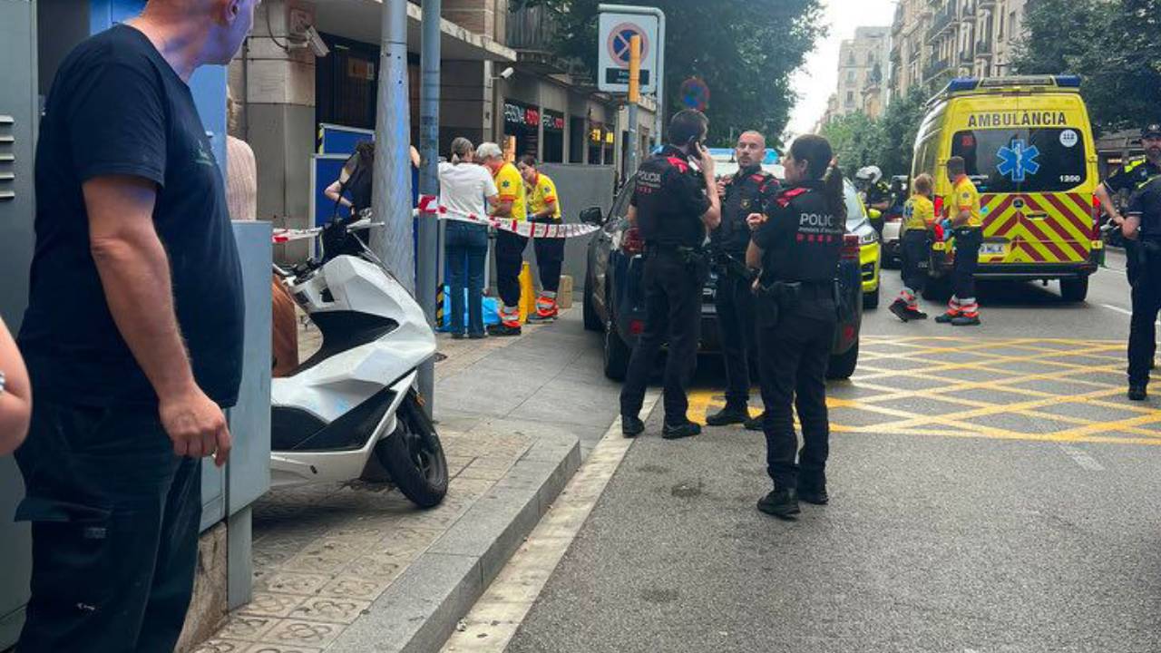 Un tiroteo mortal en la calle Balmes de Barcelona activa un dispositivo policial de búsqueda 1 Tiroteo mortal en la puerta de una comisaría de Barcelona en pleno centro de la ciudad