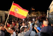 Cae la verja de Gibraltar tras más de un siglo: libre paso entre España y el Peñón Cae la verja de Gibraltar tras más de un siglo: libre paso entre España y el Peñón