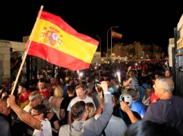 Cae la verja de Gibraltar tras más de un siglo: libre paso entre España y el Peñón Cae la verja de Gibraltar tras más de un siglo: libre paso entre España y el Peñón