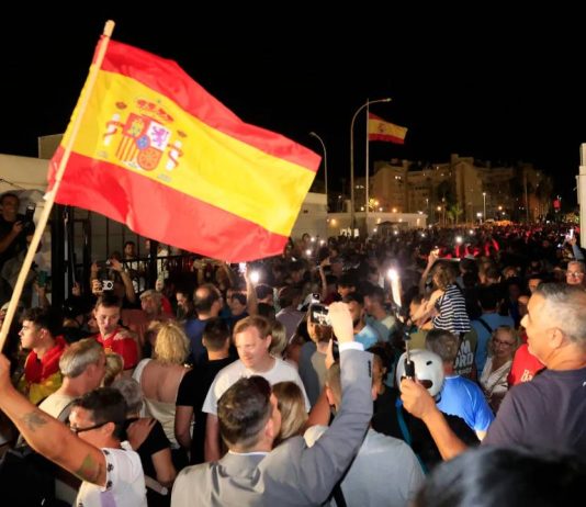Cae la verja de Gibraltar tras más de un siglo: libre paso entre España y el Peñón Cae la verja de Gibraltar tras más de un siglo: libre paso entre España y el Peñón