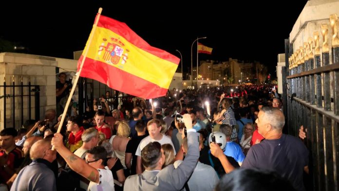Cae la verja de Gibraltar tras más de un siglo_ libre paso entre España y el Peñón Cae la verja de Gibraltar tras más de un siglo: libre paso entre España y el Peñón