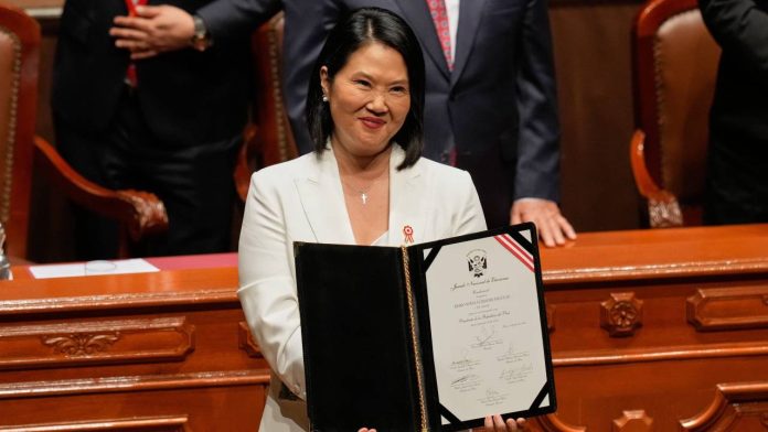 Keiko Fujimori jura como presidenta de Perú