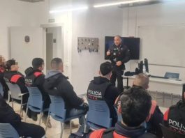 Los Mossos investigan la actuación de un cabo por un incidente con insultos a Pedro Sánchez Los Mossos investigan la actuación de un cabo por un incidente con insultos a Pedro Sánchez
