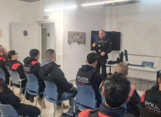 Los Mossos investigan la actuación de un cabo por un incidente con insultos a Pedro Sánchez Los Mossos investigan la actuación de un cabo por un incidente con insultos a Pedro Sánchez