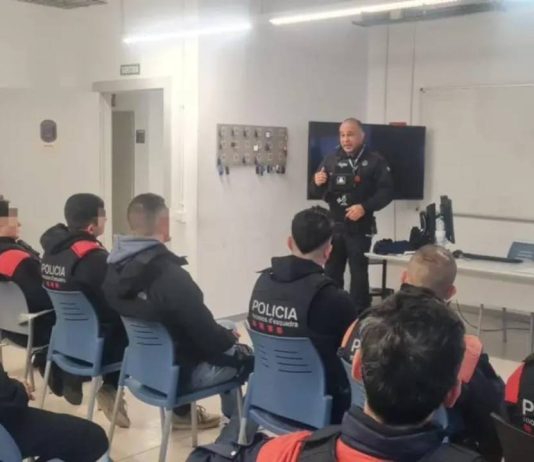 Los Mossos investigan la actuación de un cabo por un incidente con insultos a Pedro Sánchez Los Mossos investigan la actuación de un cabo por un incidente con insultos a Pedro Sánchez