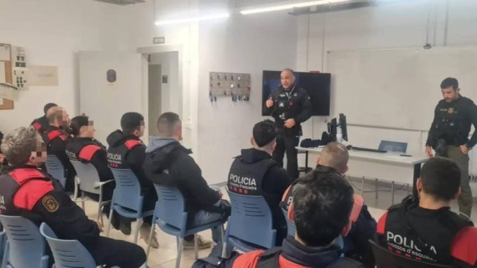 Los Mossos investigan la actuación de un cabo por un incidente con insultos a Pedro Sánchez Los Mossos investigan la actuación de un cabo por un incidente con insultos a Pedro Sánchez