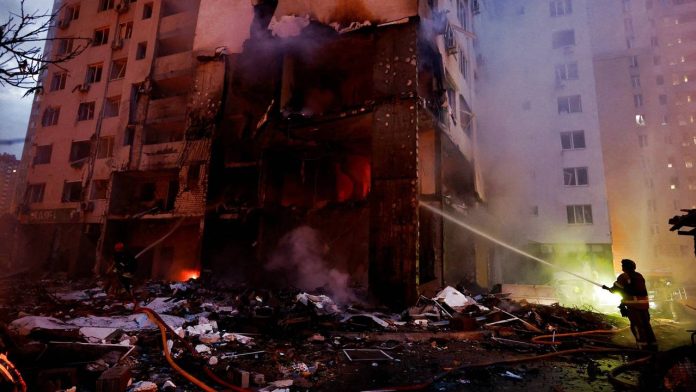 Siete muertos y más de veinte heridos en nuevos bombardeos rusos sobre Kiev Siete muertos y más de veinte heridos en nuevos bombardeos rusos sobre Kiev