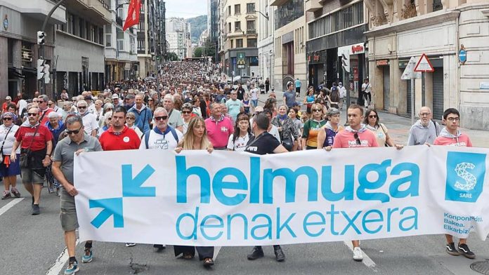 Miles de personas reclaman en Bilbao cambios para los presos vascos