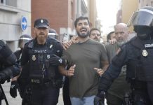 Vecinos de Ceuta echan a Alvise Pérez y otros grupos ultra que se manifestaban Vecinos de Ceuta echan a Alvise Pérez y otros ultra que se manifestaban en Ceuta