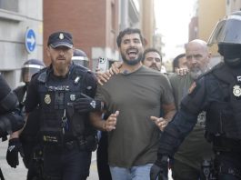 Vecinos de Ceuta echan a Alvise Pérez y otros grupos ultra que se manifestaban Vecinos de Ceuta echan a Alvise Pérez y otros ultra que se manifestaban en Ceuta
