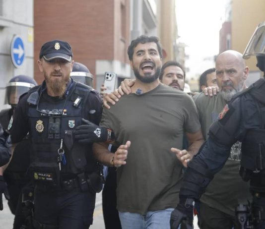 Vecinos de Ceuta echan a Alvise Pérez y otros grupos ultra que se manifestaban Vecinos de Ceuta echan a Alvise Pérez y otros ultra que se manifestaban en Ceuta