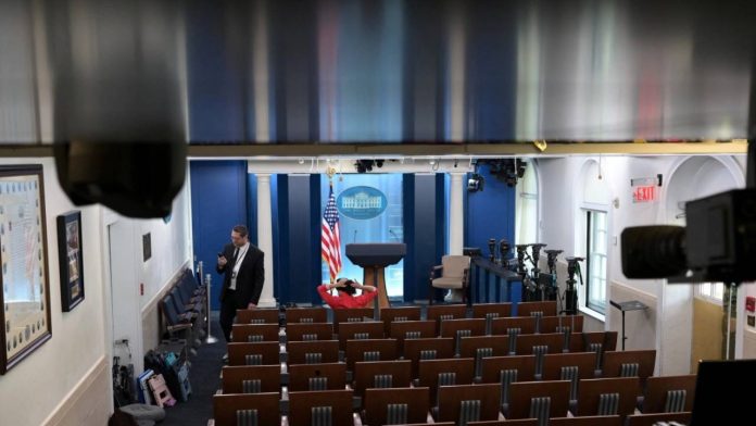 CNN, MS NOW y Politico demandan a Trump por el veto en la Casa Blanca