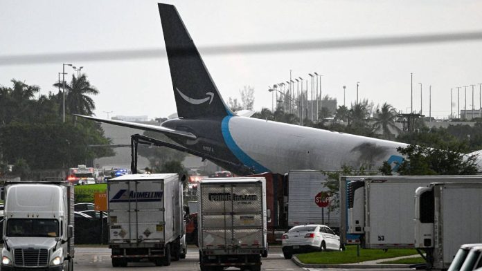 Cinco muertos al estrellarse un avión de Amazon en el aeropuerto de Miami Cinco muertos al estrellarse un avión de Amazon en el aeropuerto de Miami