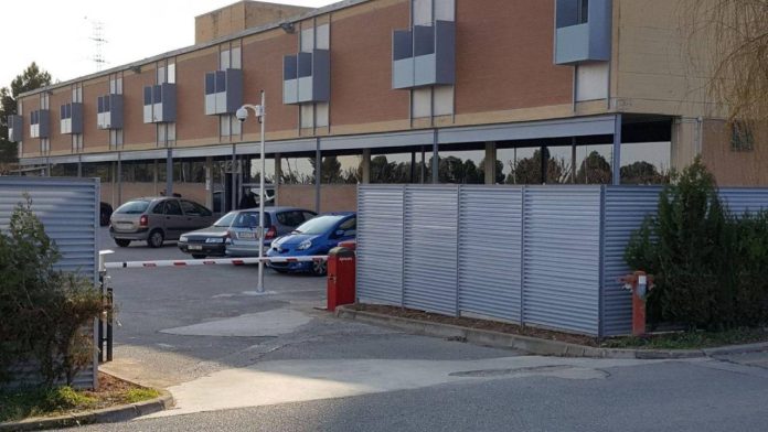 Tres funcionarios agredidos por un preso en el hospital de Terrassa